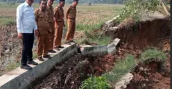 Pihak Dinas PUPR Pandeglang dan Camat saat meninjau jalan longsor. (Sumber: DPUPR Pandeglang)