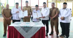 Wali Kota Bekasi, Tri Adhianto menyerahkan sejumlah aset daerah senilai sekitar Rp2,7 miliar kepada Kemenag Kota Bekasi. (Sumber: Dok. Istimewa)