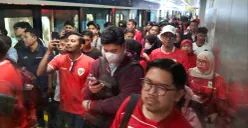 Suporter Timnas Indonesia memadati stasiun MRT jelang laga melawan Thailand di final FIFA ASEAN Cup 2026, Senin, 5 Oktober 2026. (Sumber: Poskota/Ali Mansur)