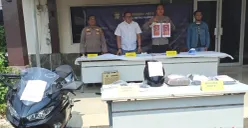 Polisi ungkap kasus penjambretan dengan barang bukti motor dan hp hasil curian di Mapolsek Gambir, Jakarta Pusat, Senin, 5 Oktober 2026. (Sumber: Poskota/Angga)