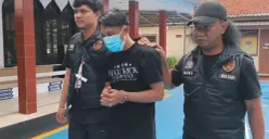 Tersangka MIM saat diamankan oleh penyidik. (Sumber: Poskota/Veronica)