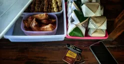 Menikmati nasi kucing dan sate di angkringan bisa menjadi pilihan sederhana untuk melepas penat setelah beraktivitas di Jakarta. (Sumber: Wikimedia Commons)