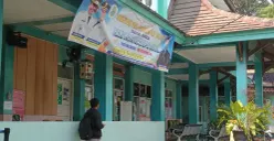 Seorang warga di depan area pelayanan Puskesmas Sukasari, Kota Tangerang, Banten, Selasa, 6 Oktober 2026. (Sumber: Poskota/Rizki Gojali)