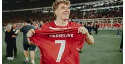 Alasan Ole Romeny pamer jersey Marselino usai Timnas Indonesia juara FIFA ASEAN Cup 2026 terungkap. (Sumber: X/@ViscaGaruda)