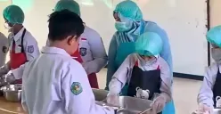 Sejumlah siswa melakukan skema uji coba program Makan Bergizi Gratis secara prasmanan di sekolah dengan didampingi guru dan petugas SPPG, Senin, 05 September 2026. (Sumber: Dok. Youtube/@masdarsudaryono)