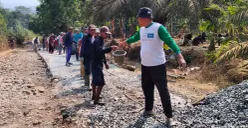 Sejumlah warga di Desa Kadubadak, Kecamatan Angsana, Kabupaten Pandeglang, Banten, gotong royong perbaiki jalan rusak. (Sumber: Dok. Istimewa)