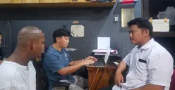 Tersangka BA didampingi kuasa hukumnya saat menjalani pemeriksaan di ruang Satresnarkoba Polres Serang. (Sumber: Polres Serang)
