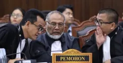 Kuasa Hukum Pemohon Refly Harun bersama Bambang Widjojanto dan Pemohon Denny Indrayana saat mengikuti sidang Perselisihan Hasil Pemilihan Umum Presiden dan Wakil Presiden, di Mahkamah Konstitusi (MK). (Sumber: Mahkamah Konstitusi)