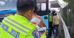 Personil PJR memberikan pertolongan pertama korban penusukan yang diduga dilakukan oleh oknum kenek. (Sumber: Polda Banten)