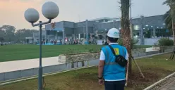 Petugas PLN UP3 Pondok Gede melakukan pengawasan langsung ke arah panggung utama Mabes TNI Cilangkap guna memastikan keandalan pasokan listrik selama acara berlangsung sejak pagi. (Sumber: Dok. PLN UID Jakarta Raya)
