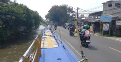 Kondisi Trotoar di Secawan Jalan Raya Sawangan, Pancoran Mas, Kota Depok, yang amblas akan segera diperbaiki. (Sumber: Poskota/Angga)