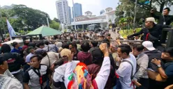 Pedagang dari sejumlah pasar di Jakarta menggelar aksi di depan Balai Kota DKI memprotes biaya revitalisasi hingga ratusan juta rupiah per lapak, Rabu (7/10/2026). (Sumber: Istimewa)
