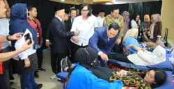 Ketua DPD RI, Sultan Najamuddin (tengah) saat menggelar aksi donor darah sebagai wujud kepedulian dan pengabdian kepada masyarakat. (Sumber: Istimewa)