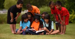 Ilustrasi anak panti asuhan sedang belajar (Sumber: Wikimedia Commons)