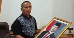 Wakil Ketua DPRD Kota Sukabumi, Rojab Asy'ari viral karena menurunkan foto Wapres Gibran Rakabuming Raka di ruang kerjanya. (Sumber: Tangkapan layar YouTube/Kompastv)