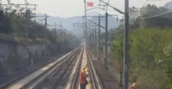Potret petugas saat membersihkan layang-layang yang tersangkut di jalur Kereta Cepat Whoosh. (Sumber: KCIC)