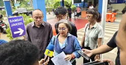 Warga Pondok Pinang, Amanda Andono (50) melaporkan insiden petasan saat Maulid Nabi ke Polda Metro Jaya, Jakarta Selatan, Kamis, 8 Oktober 2026. (Sumber: Poskota/Ali Mansur)