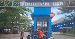 Pintu gerbang keluar masuk kendaraan di terminal Kadubanen Pandeglang. (Sumber: Istimewa)