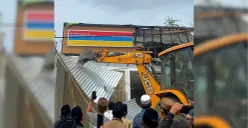 Gerai ritel Indomaret dirobohkan paksa masyarakat (Dok. TikTok/@maduranet.official)