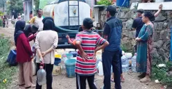 Petugas Perumda Air Minum Tirta Raharja membagikan air bersih kepada pelanggan di sejumlah wilayah di Bandung Raya. (Sumber: Poskota/Gatot Poedji Utomo)