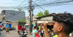 Ketua RT 14 RW 005, Rifki Ramadhan menunjukan lokasi tiang listrik kabel semerawut yang berada di pinggir Jalan Kramat Pulo Dalam. (Sumber: Poskota/Angga)