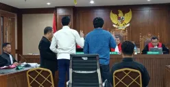 Saksi Ari Krisdianto Malega dan Alandra Putra Prihardianto memberikan keterangan dalam sidang dugaan pemerasan dan pengancaman terdakwa Bangun Paulus Tudungta di PN Jakarta Pusat, Kamis (8/10/2026). (Sumber: Istimewa)