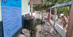 Petugas sedang memperbaiki tembok sekolah SDN 03 Tapos yang ambruk. (Sumber: Poskota/Angga)