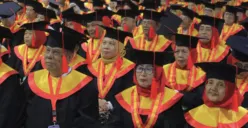 Sebanyak 405 lansia mengikuti wisuda angkatan pertama Sekolah Lansia Tangguh (Selentang) di Kota Tangerang, dengan pembelajaran kesehatan, keterampilan, dan pengembangan diri. (Sumber: Pemkot Tangerang)