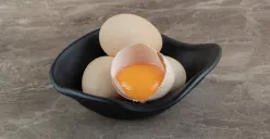 Efek telur mentah untuk bayi menjadi perbincangan setelah kabar Alena di Surabaya viral. (Sumber: Magnific/azerbaijan_stockers)