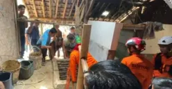 Proses evakuasi warga Kampung Cikadu, Desa Cipendeuy, Kecamatan Malingping, Kabupaten Lebak, Banten, terimbun tanah sumur. (Sumber: Dok. Istimewa)