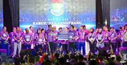 Ketua Korpri Kabupaten Tangerang, Soma Atmaja menyerahkan donasi kepada Bupati Tangerang Moch. Maesyal Rasyid saat ajang lari malam di kawasan Gading Serpong, Kecamatan Kelapa Dua, Banten, Sabtu, 10 Oktober 2026. (Sumber: Dok. Istimewa)