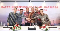 Direktur Utama Telkom Nanang Hendarno (ketiga dari kiri) bersama jajaran Direksi Telkom usai rangkaian agenda RUPSLB Telkom 2026. (Sumber: Dok. Telkom)