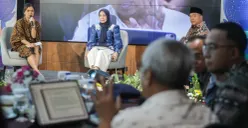 Bupati Serang Ratu Rachmatuzakiyah (tengah) dan Bupati Situbondo Yusuf Rio Wahyu Prayogo (kanan) dalam Kick Off Anyer–Panarukan 3R di Auditorium Bank BJB, Jakarta Selatan, Minggu, 11 Oktober 2026. (Sumber: Istimewa)