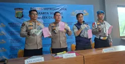 Rilis kasus begal motor dengan modus kencan online di Mapolsek Cilandak, Jakarta Selatan, Senin, 12 Oktober 2026. (Sumber: Poskota/Angga Pahlevi)