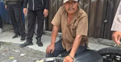 Terduga matel saat diamankan oleh anggota Polresta Tangerang sebelum diserahkan ke Polsek Cikupa. (Sumber: Poskota/Veronica)