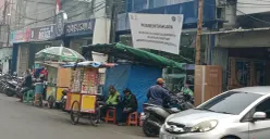 Pemberitahuan rencana penataan trotoar yang terpasang di depan pertokoan kawasan Stasiun Tangerang, Senin, 12 Oktober 2026. (Sumber: Poskota/Rizki Gojali)