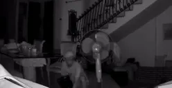 Pelaku pencurian rumah di Depok terekam kamera cctv saat melakukan aksinya. (Sumber: Instagram/@depokviral.co)