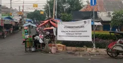 Spanduk sosialisasi rencana penataan trotoar yang terpasang di salah satu sudut jalan kawasan Stasiun Tangerang, Senin, 12 Oktober 2026. (Sumber: Poskota/Rizki Gojali)