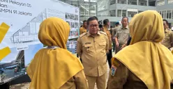 Pramono Anung meninjau sekolah SDN 05 Pekayon dan SMPN 91 Jakarta yang selesai direvitalisasi di Pasar Rebo, Jakarta Timur, Senin 12 Oktober 2026. (Sumber: Poskota/Syifa)