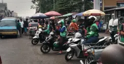 Aktivitas para pedagang kaki lima dan deretan ojek online di kawasan Stasiun Tangerang, Senin, 12 Oktober 2026. (Sumber: Poskota/Rizki Gojali)