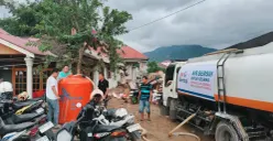 Penyaluran air bersih berkapasitas 8.000 liter untuk mendukung kebutuhan mandi, cuci, dan kakus (MCK) untuk masyarakat terdampak banjir di Padang, Sumatera Barat. (Sumber: Istimewa)