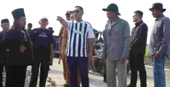 Plt Bupati Bekasi, Asep Surya Atmaja meninjau saluran irigasi di Kampung Pulo Glatik, Desa Sukaindah, Kecamatan Sukakarya, Kabupaten Bekasi, Jawa Barat. (Sumber: Dok. Istimewa)