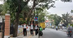 Suasana aktivitas warga di Jalan Raden Fatah, Ciledug, Kota Tangerang, Banten, Selasa, 13 Oktober 2026. (Sumber: Poskota/Rizki Gojali)
