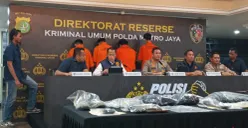 Polda Metro Jaya menggelar konferensi pers kasus pembunuhan terhadap KDA (19) yang ditemukan tewas di kamar indekos kawasan Pinang Ranti, Makasar, Jakarta Timur, Selasa, 13 Oktober 2026. (Sumber: Poskota/Ali Mansur)