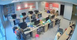Terduga pelaku pencurian aset kantor hingga perusahaan rugi ratusan juta tertangkap kamera CCTV sedang melancarkan aksinya. (Sumber: Dok. Threads/@a*****h*******e_)