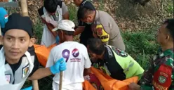 Petugas mengevakuasi jasad untuk dibawa ke RS Bhayangkara. (Sumber: Polsek Kragilan)