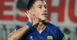 Mariano Peralta mencetak gol melalui titik penalti pada menit ke-43 untuk membawa Persib Bandung unggul 1-0 atas FC Viettel hingga babak pertama berakhir. (Sumber: Persib)