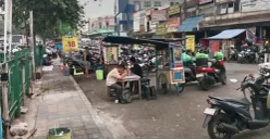 Parkir liar motor terlihat memenuhi kawasan Jalan Kiasnawi, sekitar Stasiun Tangerang, hingga meluas ke tepi jalan utama, Rabu, 14 Oktober 2026. (Sumber: Poskota/Rizki Gojali)
