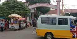 Kondisi terkini PKL di kawasan Stasiun Tangerang yang masih beraktivitas dan berjualan seperti biasa, setelah adanya  rencana relokasi ke Pasar Anyar pada Rabu, 14 Oktober 2026. (Sumber: Poskota/Rizki Gojali)