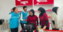 Pegawai PLN memastikan layanan pembayaran tagihan dan pembelian token listrik berjalan lancar di Koperasi Desa/Kelurahan Merah Putih (KDKMP). (Sumber: PLN)
